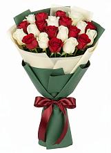 Букет Микс из красных и белых роз в Березник