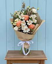 Букет цветов из:  Альстромерии, Лизиантусы, Розы и Хризантемы в Березник