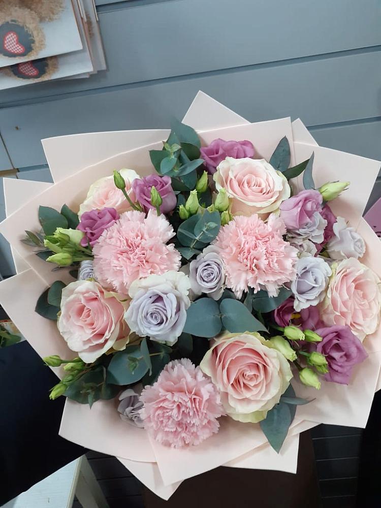 Букет цветов из: Розы, Гвоздики и Лизиантусы в Березник