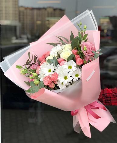 Букет цветов из: Розы, Лизиантусы и Хризантемы в Березник