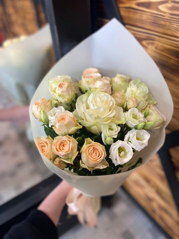 Букет цветов из: Розы и Лизиантусы в Березник